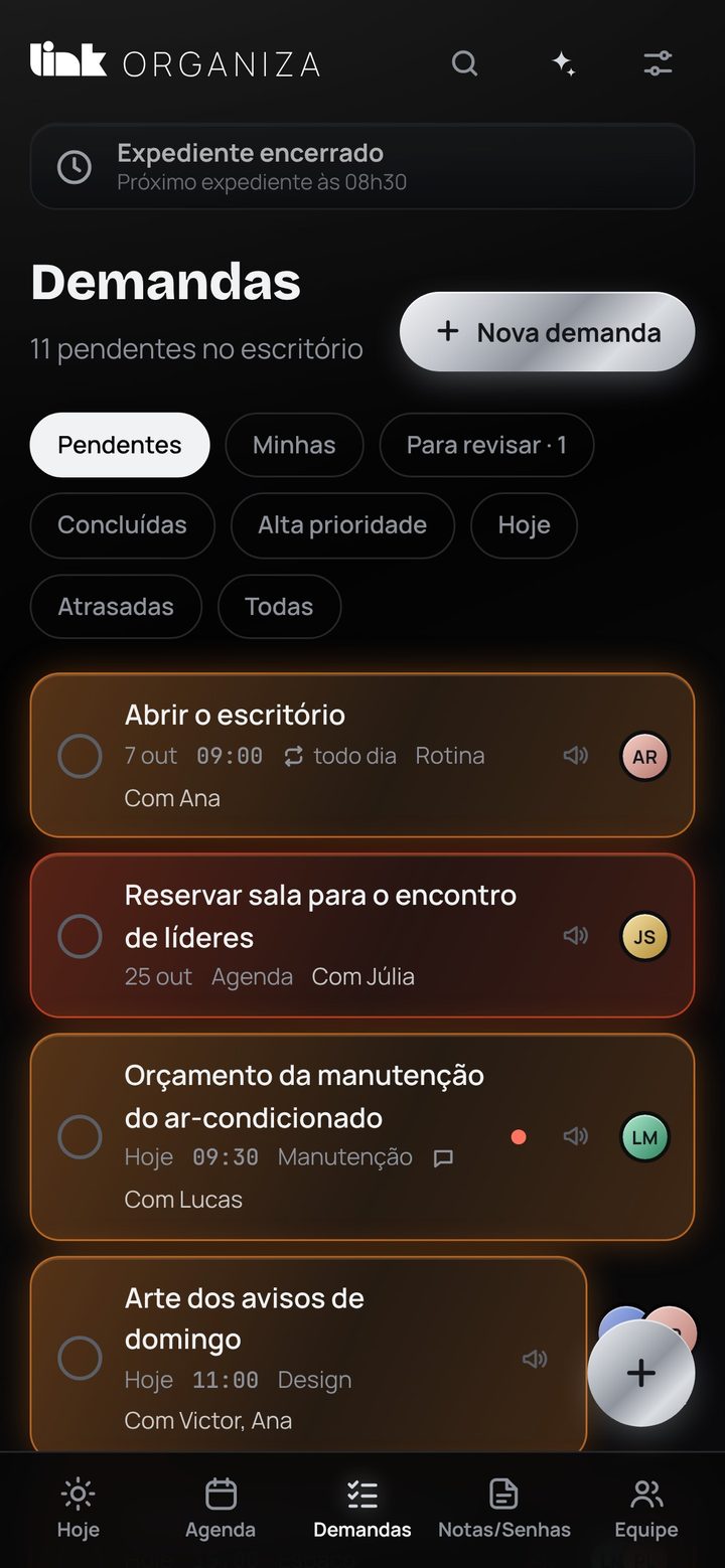Lista de demandas com cor por pessoa e alerta laranja de atraso